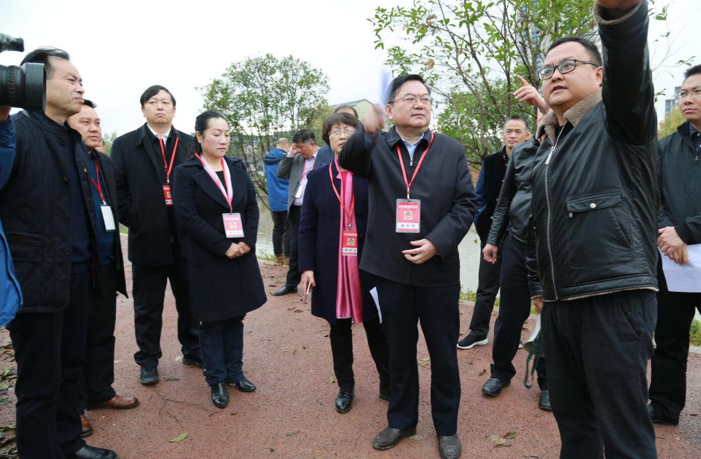 2018年11月，市政協主席李軍察看污水處理管網.JPG